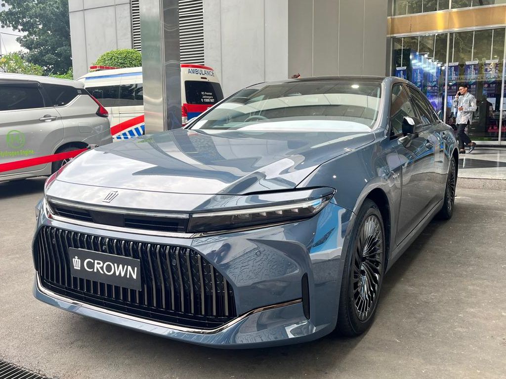 Setelah Uji Coba Toyota Crown, Bahlil Mengatakan Gajinya Tak Cukup untuk Membelinya