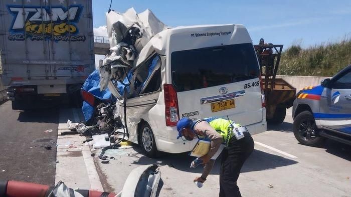 Atap HiAce Jatuh di Tol Cisumdawu: Polisi Telusuri Petunjuk di Aspal, Namun Tak Ditemukan Apa-apa