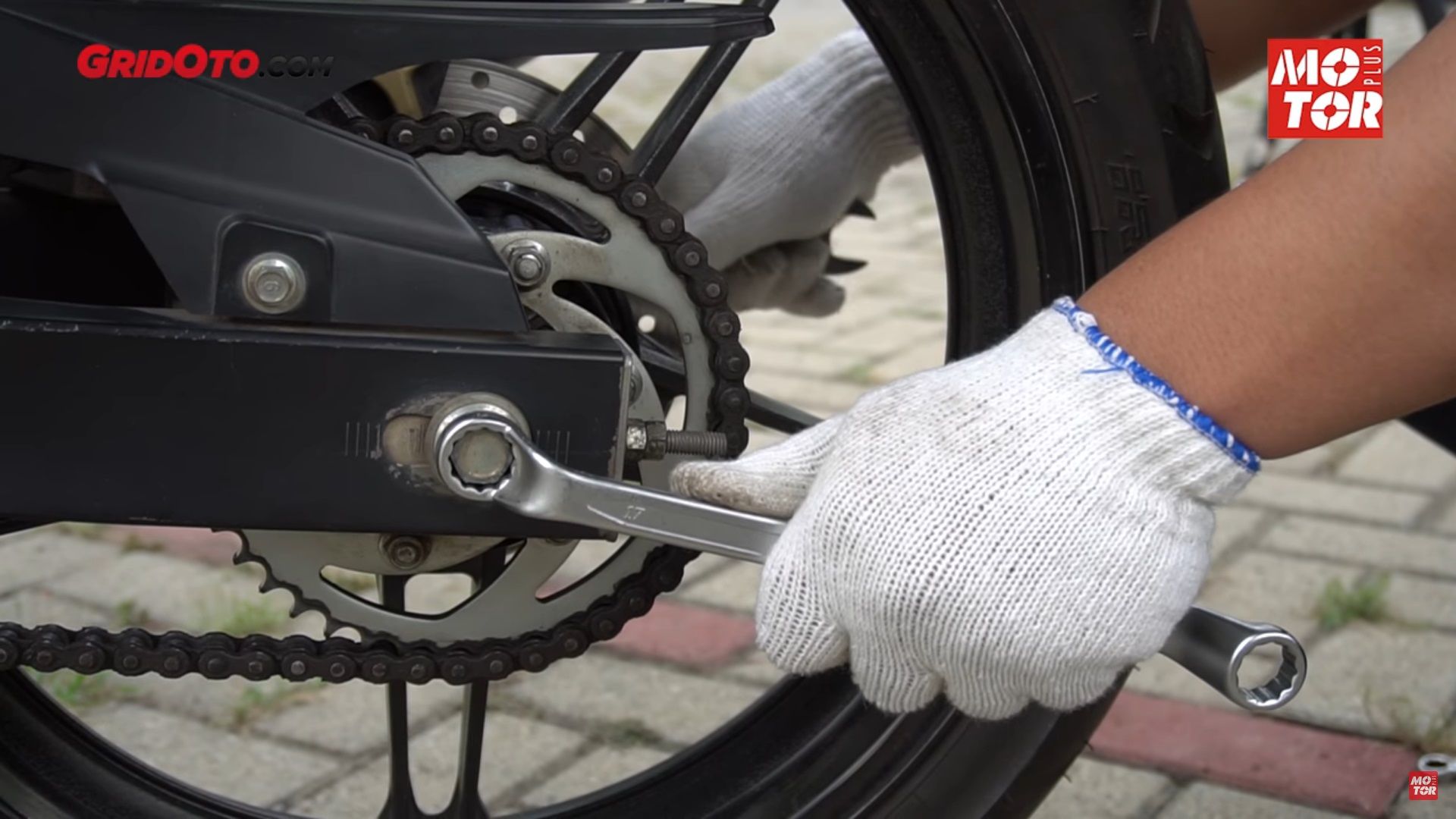 Inilah Alasan Mengapa Tak Boleh Gunakan Minyak Bekas untuk Lumasi Rantai Motor