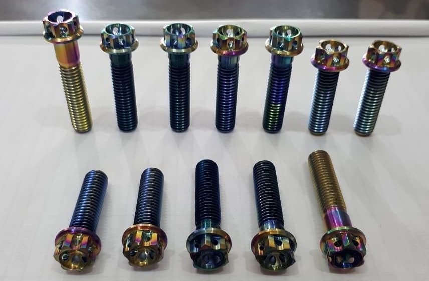 Perbedaan Antara Baut Berbahan Baja, Besi, Aluminium, dan Titanium: Pilih yang Tepat untuk Kebutuhan Anda!