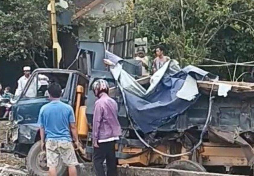 Sopir Truk Dump Abaikan Peringatan Suling Lokomotif, Ekspres Ijen Terlambat 123 Menit