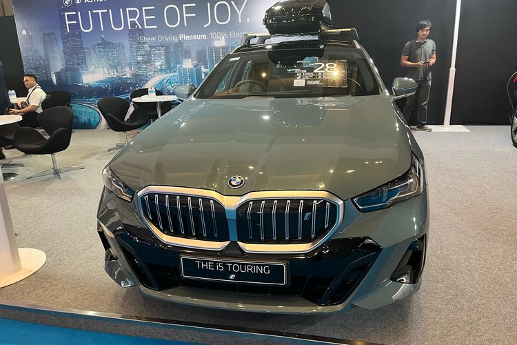 Deksapekan: BMW i5 Touring – Keajaiban Mewah dengan Harga Menakjubkan di PEVS 2025