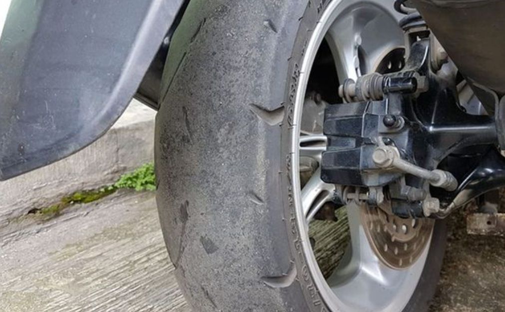 Baru Sadar? Tekanan Angin yang Salah Bisa Bikin Ban Motor Agak Botak Satu Sisi
