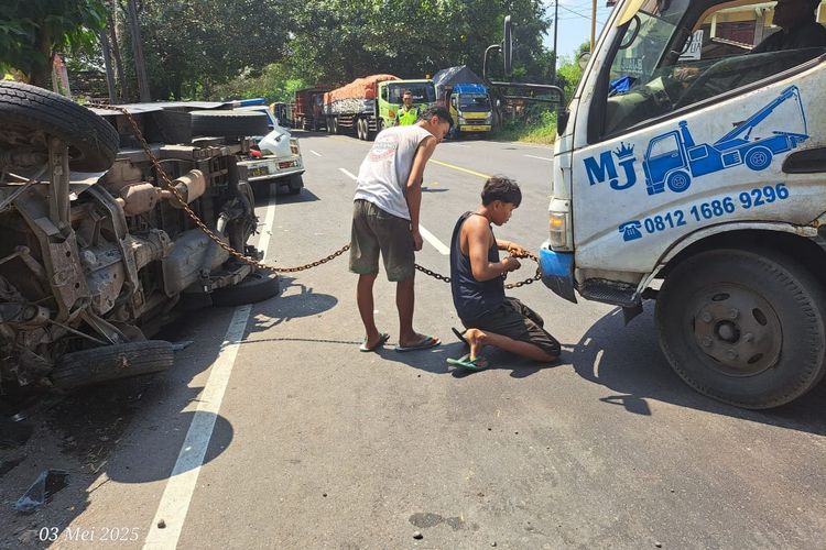 Toyota Calya Gagal Lewat Truk, Terjebak Persaingan Sengit dengan Mobil Pikap di Sidoarjo