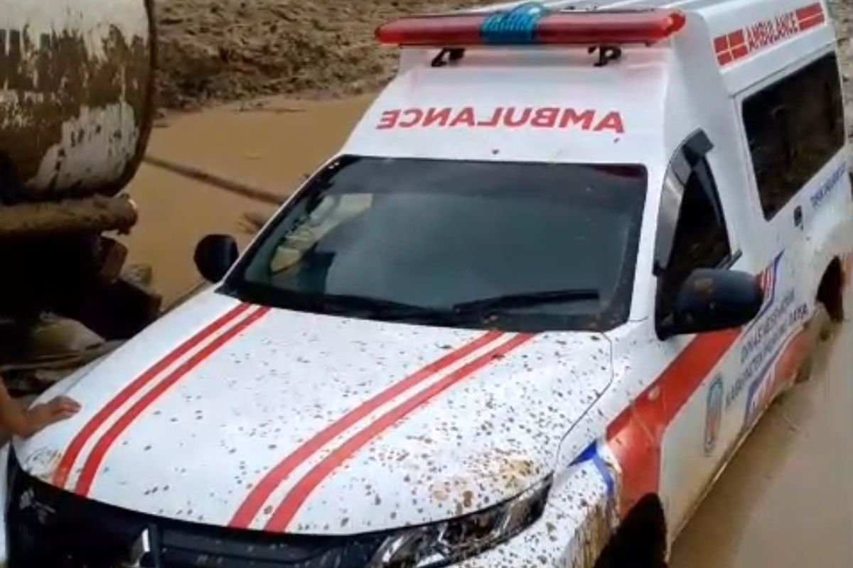 Menjemput Maut: Ambulans Bawa Pasien Darurat Terjebak Di Jalanan Berubah Menjadi Kubangan Kebo di Kalteng
