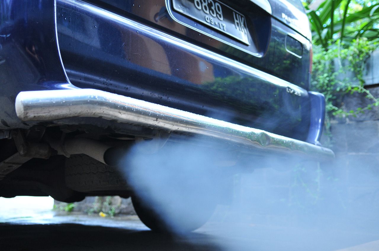 Ini Komponen Yang Rusak Jika Knalpot Mobil Keluar Asap Putih