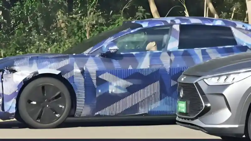 SPY SHOT REVEAL: BYD Seal 08 Diperkirakan Hybrid Performa Andalan