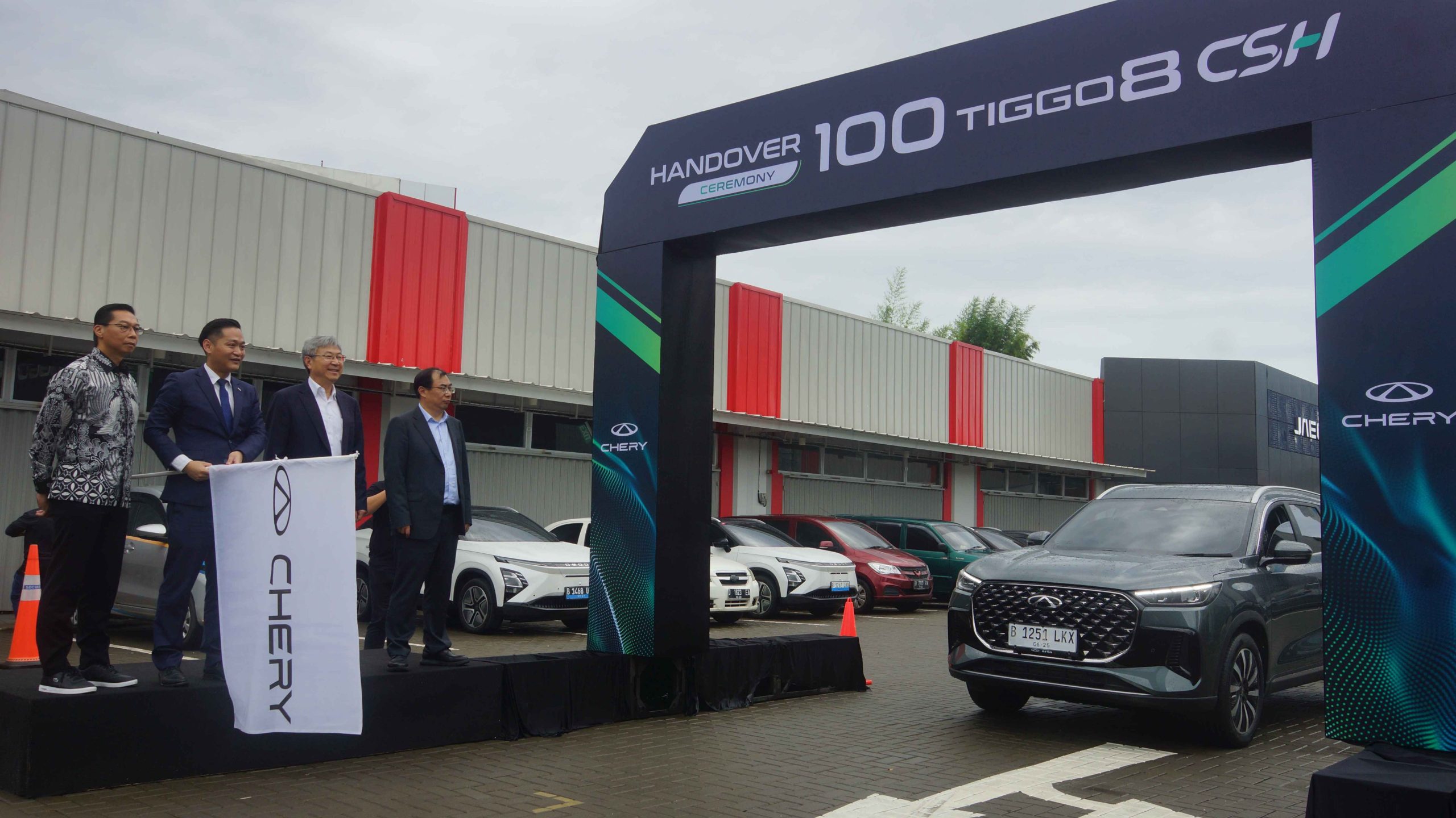 Spesial! CEO Chery Serahkan 100 Unit Tiggo 8 CSH Kepada Konsumen Indonesia