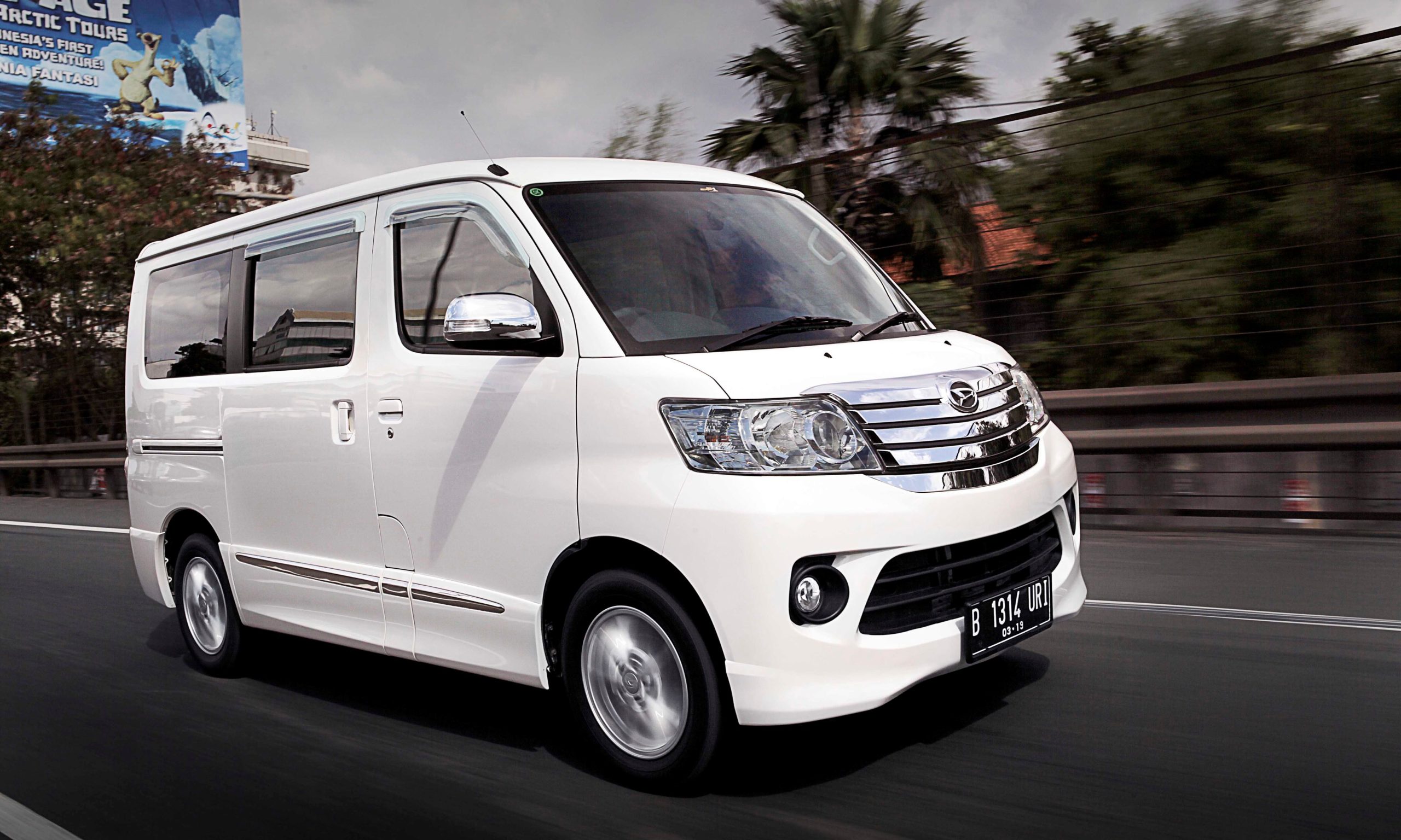 Muat Banyak Penumpang, Mobil Bekas Daihatsu Luxio untuk Bisnis dengan Harga Terjangkau