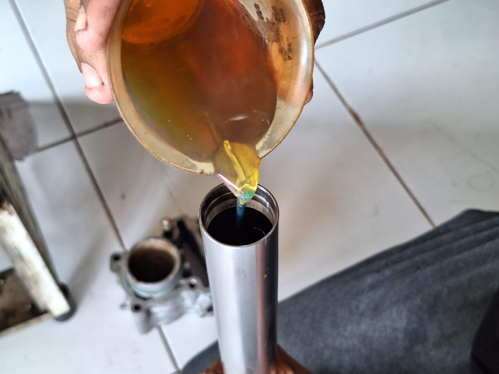 Cara Mudah Memperbaiki Sok Breker Depan Motor Matic yang Rusak