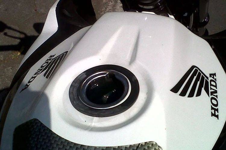 Motor Anda Mengalami Bocornya Tangki Bensin? Kenali 3 Penyebab Potensialnya