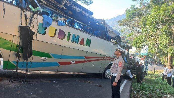 Atap Bus PO Budiman Roboh dari Depan ke Belakang, Kecelakaan Maut bersama Sepeda Motor di Nagreg
