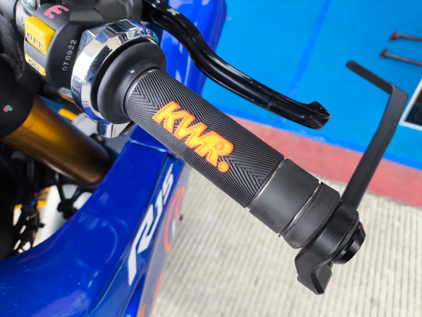Mengapa Handgrip Motor Balap yang Masih Bagus Dikaitkan dengan Kawat?